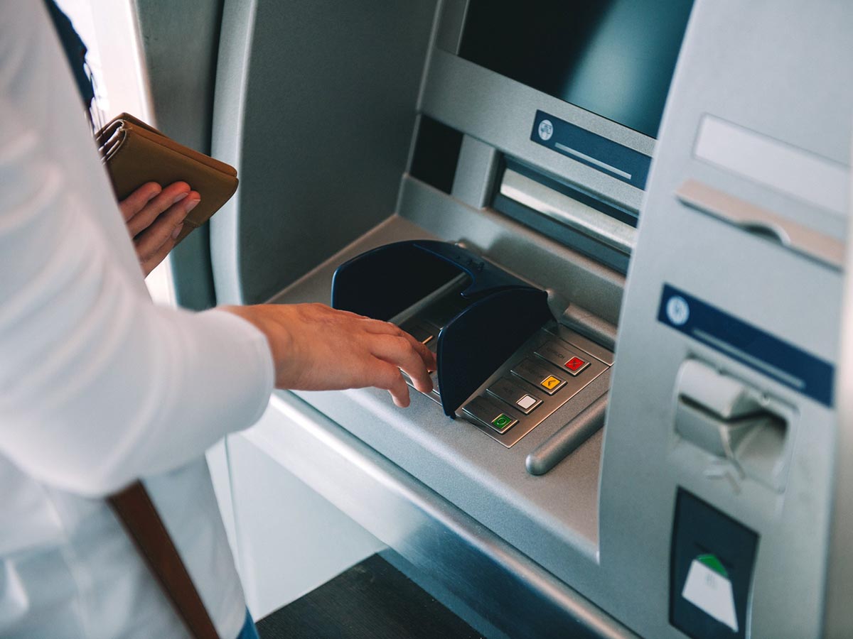 Person using a SUM surcharge-free ATM